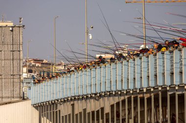 İstanbul 'daki Galata Köprüsünde Balıkçılar Havada Balıkçılık Çubuklarıyla