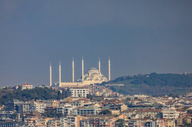 İstanbul Gökdeleni 'ne bakan Camlica Camii