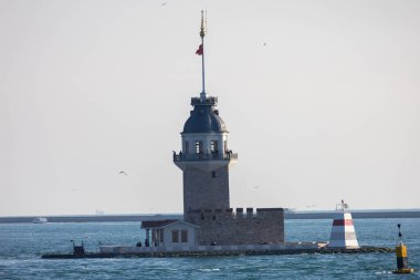 Türk Bayraklı Bakireler Kulesi