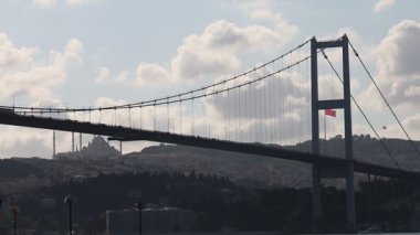 Üzerinde kırmızı bayrak sallanan büyük bir köprü. Bayrak özgürlük ve bağımsızlığın sembolüdür.