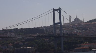 Üzerinde kırmızı bayrak sallanan büyük bir köprü. Bayrak özgürlük ve bağımsızlığın sembolüdür.