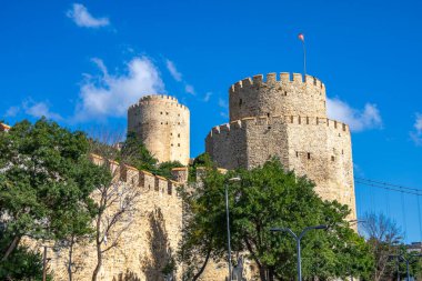 İstanbul 'daki Rumeli Kalesi' nin Mavi Gökyüzü 'nün Parlak Güneşli Gününde
