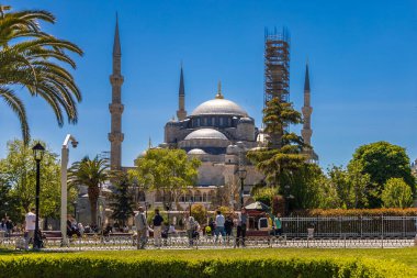 İstanbul 'daki Mavi Cami, tadilat altında, parkı ve insanları var..