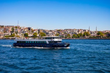 İstanbul Boğazı 'ndaki feribot mavi gökyüzünün altında.
