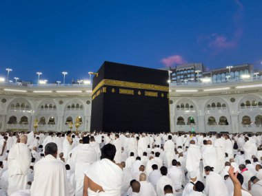 Mekke, Suudi Arabistan, 1 Temmuz 2025. Mekke 'deki Mescidi Haram' da hacılar Kabe 'yi kuşattılar.