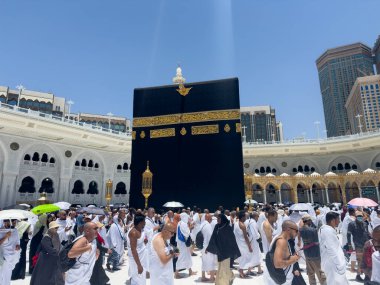 Mekke, Suudi Arabistan, 1 Temmuz 2025. Mekke 'deki Mescidi Haram' da hacılar Kabe 'yi kuşattılar.
