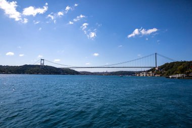 İstanbul 'da Boğazın Geniş Panoramik Manzarası ve Fatih Sultan Mehmet Köprüsü