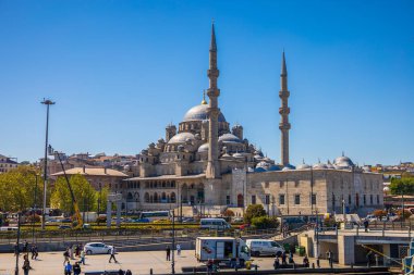 Yeni Cami, İstanbul: Büyük mimari, hareketli şehir manzarası.