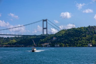 İstanbul, İstanbul 'da Fatih Sultan Mehmet Köprüsü ile İstanbul Boğazı' nda tekne gezisi