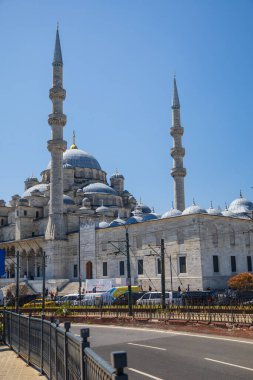Açık mavi gökyüzü altında yüksek minareleri ve kubbeleri olan Büyük Cami.