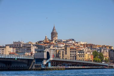 İstanbul sularında Iconic Galata Kulesi ve Köprüsü.