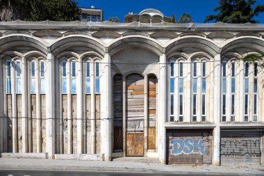 İstanbul 'da Arched Windows ve Graffiti ile Terk Edilmiş Bina