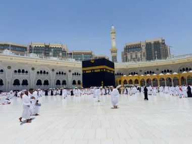 Mekke, Suudi Arabistan, 1 Temmuz 2025. Mekke 'deki Mescidi Haram' da hacılar Kabe 'yi kuşattılar.