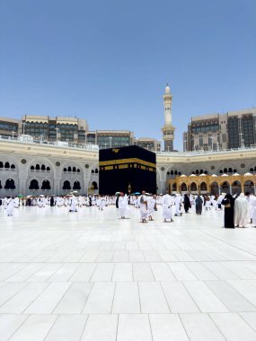 Mekke, Suudi Arabistan, 1 Temmuz 2025. Mekke 'deki Mescidi Haram' da hacılar Kabe 'yi kuşattılar.