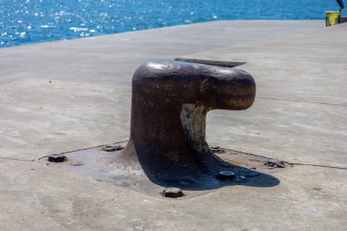 Deniz kıyısındaki Beton İskeledeki Paslı Çapa Demiri