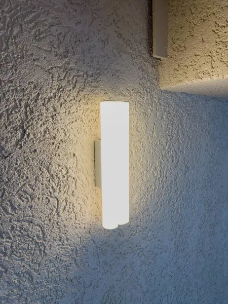 Dokulu Alçı Duvara Ortam Parıltısı ile Modern Duvar Işığı Sabitleme