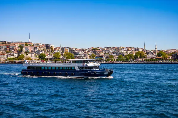 İstanbul Boğazı 'ndaki feribot mavi gökyüzünün altında.