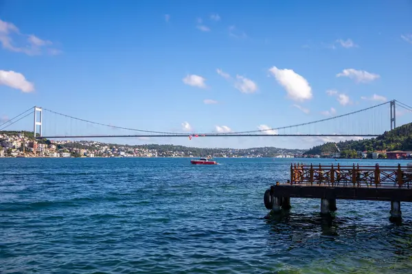 İstanbul 'da güneşli bir günde Boğaz Köprüsü ve Feribot