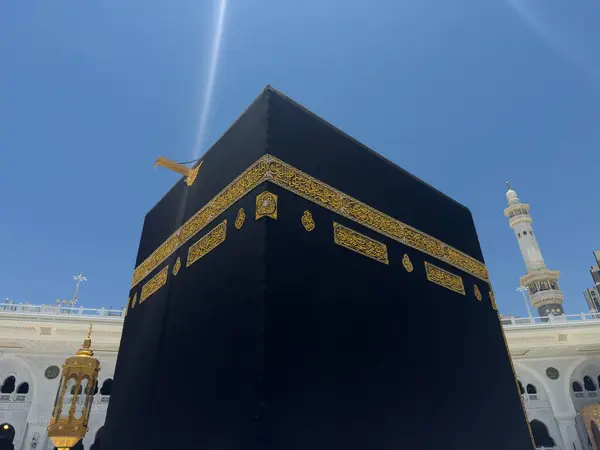 Mekke, Suudi Arabistan, 1 Temmuz 2025. Mekke 'deki Mescidi Haram' da hacılar Kabe 'yi kuşattılar.