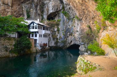 Huzur Nehrinin yanındaki Cliffside Evi