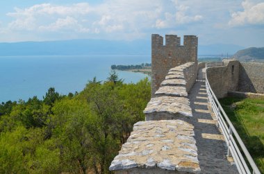 Kıyı Ormanı ve Denize Bakan Kale Duvarı