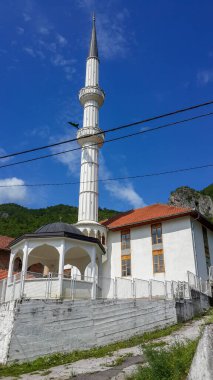 Beyaz Minare ve Dağ Geçmişli Köy Camii
