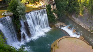 Bosna-Hersek 'in Jajce kentinde Pliva Şelalesi manzarasının keyfini çıkaran insanlar