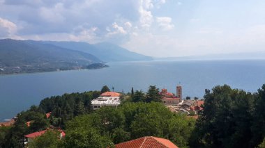 Makedonya 'daki Ohri Gölü ve Tarihi Manastırı Manzarası