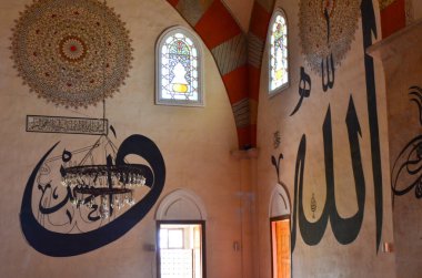 Üzerinde Allah 'ın kelimesi yazılı olan büyük bir duvar. Allah sözcüğü Arapça yazılmış.