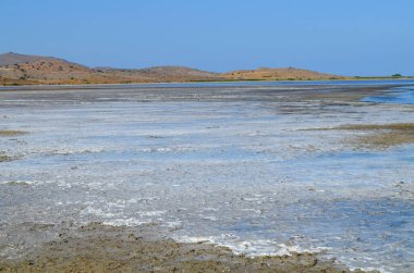 Açık Mavi Gök Altında Uzak Tepelerle Tuzlu Düz Manzara