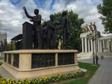 Üsküp 'te Bronz Sosyalist-Çağ Anıtı Liderlik ve Birlik İfade Ediyor