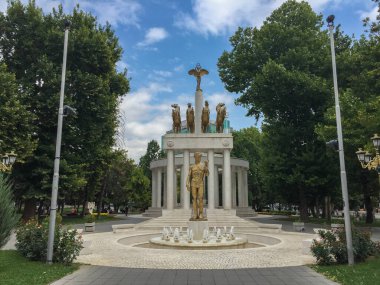 Üsküp 'te Kahraman Erkek Heykeli ve At Arabası Heykeli ile Neoklasik Anıt