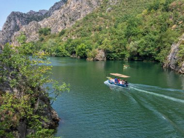 Serene Nehri Vadisi 'nde Turist Teknesi ve Kayıkçı