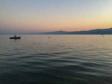 Yalnız Tekne Alacakaranlık 'ta Serene Gölü' nde yüzüyor