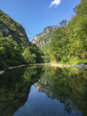 Rocky Cliffs 'le Berrak Nehir Dağ Vadisi' nde akıyor