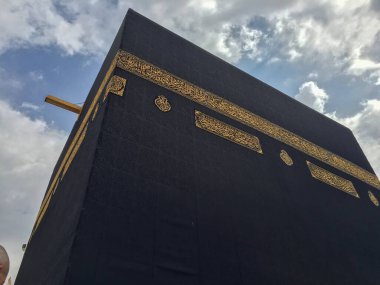 Altın işlemeli ve Bulutlu Gökyüzü Kabe 'nin Yakın Görüntüsü