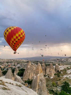 Sıcak hava balonları Kapadokya 'nın üzerinde uçuyor Gün doğumunda peri bacaları