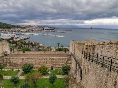 Bulutlu bir günde Cesme Castle ve Marina 'nın Manzarası