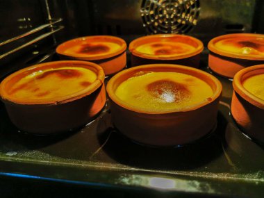 Fırında kil çömlek Türk sütlacı