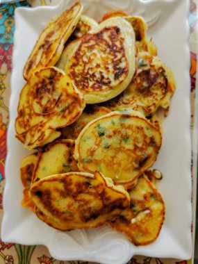 Beyaz tabakta servis edilen ev yapımı sebzeli krep.