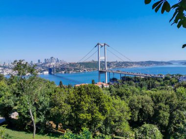 Güneşli bir günde İstanbul ve İstanbul Köprüsü 'nün Panoramik Görünümü