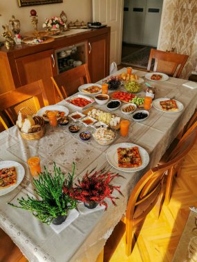 Geleneksel Türk Kahvaltı Masası Taze Meyveler ve Fırınlanmış Pastalarla