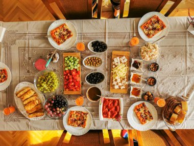 Renkli Türk Kahvaltısı Taze Meyve ve Pastalarla Yayıldı