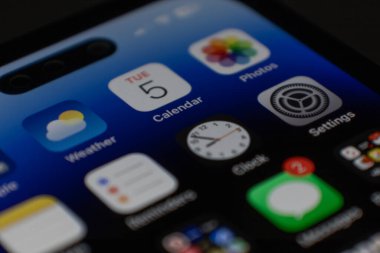 iPhone 14 Pro ev ekranındaki Takvim uygulamasını kapat