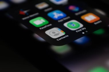 iPhone 14 Pro ev ekranındaki Takvim uygulamasını kapat