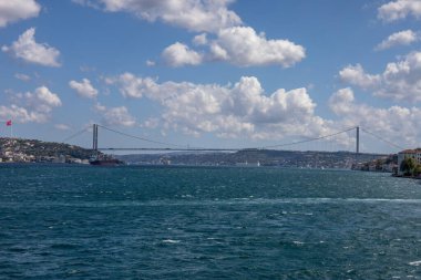 İstanbul 'da Boğaz Köprüsü ve Mavi Sular Bulutlu Gökyüzü Altında