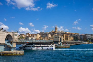 İstanbul 'daki İstanbul Boğazı' nda feribotla Galata Kulesi ve Galata Köprüsü