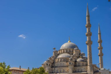 İstanbul 'da Açık Mavi Gökyüzü Altında Kubbeler ve İkiz Minareler Olan Yeni Cami