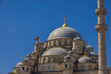 Açık Mavi Gökyüzü Altındaki Yeni Cami Kubbeleri ve Minarenin Detaylı Görünümü
