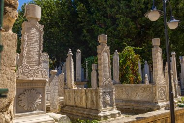 İstanbul Eyup Sultan Mezarlığı 'ndaki Osmanlı Mezartaşlarını süsleyin